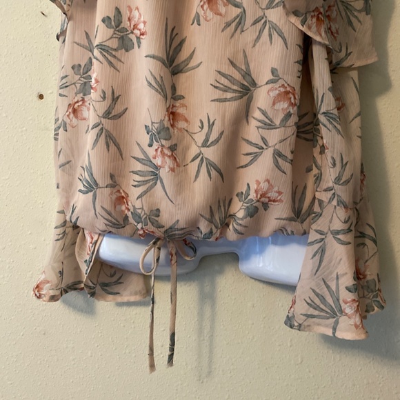 🟢5/25 Floral top by and by - Picture 2 of 3